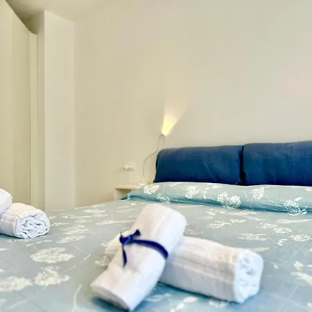 Apartment Hostdomus - White And Sea